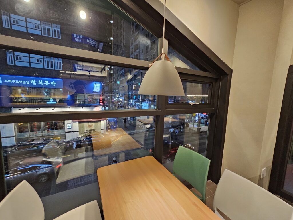 강남역 코리안 치킨 클럽 치킨 버거 2층 식당